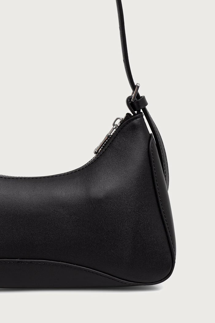 Patrizia Pepe torebka hobo damska skórzana czarny 8B0146.L0005