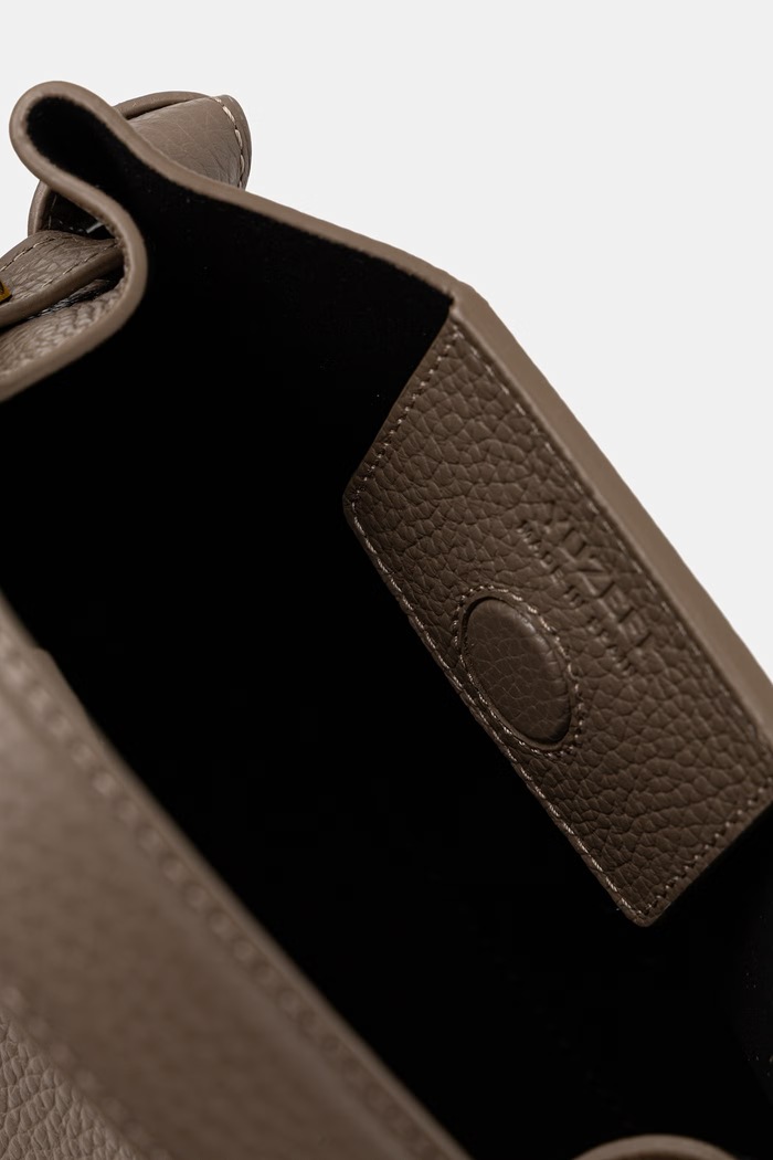 Yuzefi torebka crossbody damska skórzana GYOZA MINI YUZSS25.HB.MGZ.L052 brązowy