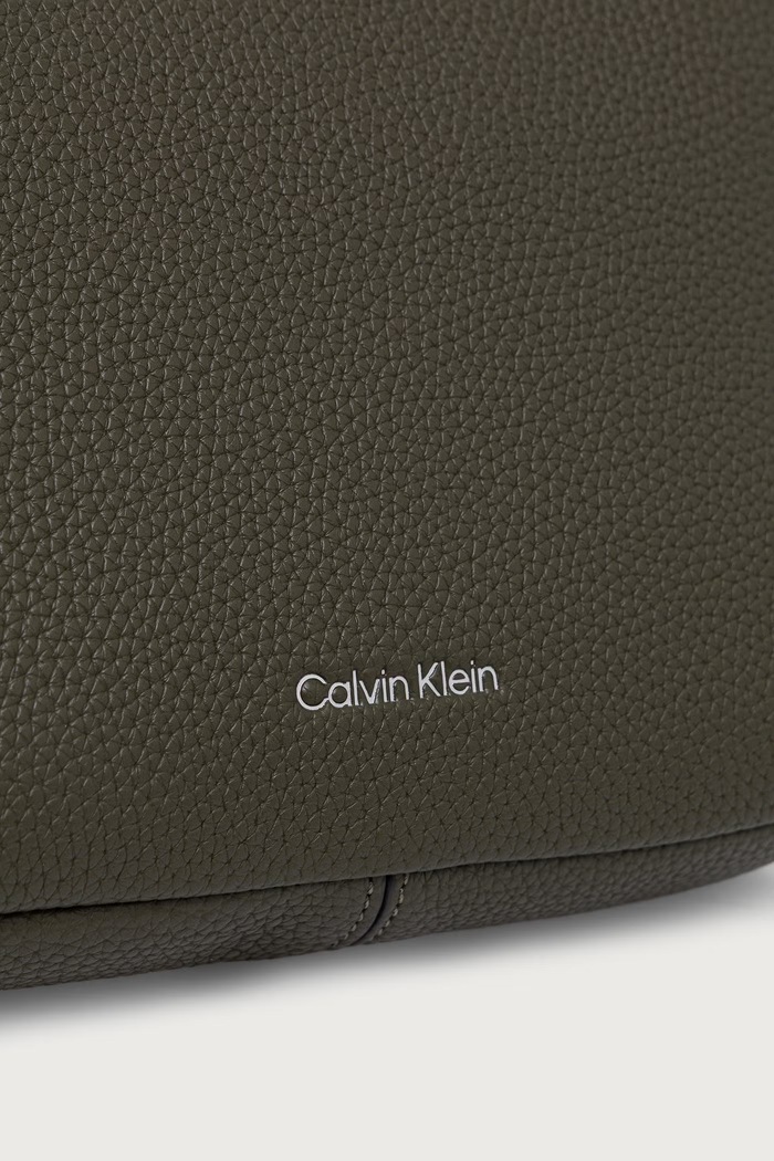 Torebka crossbody damska z imitacji skóry Calvin Klein LV04F3656G zielony