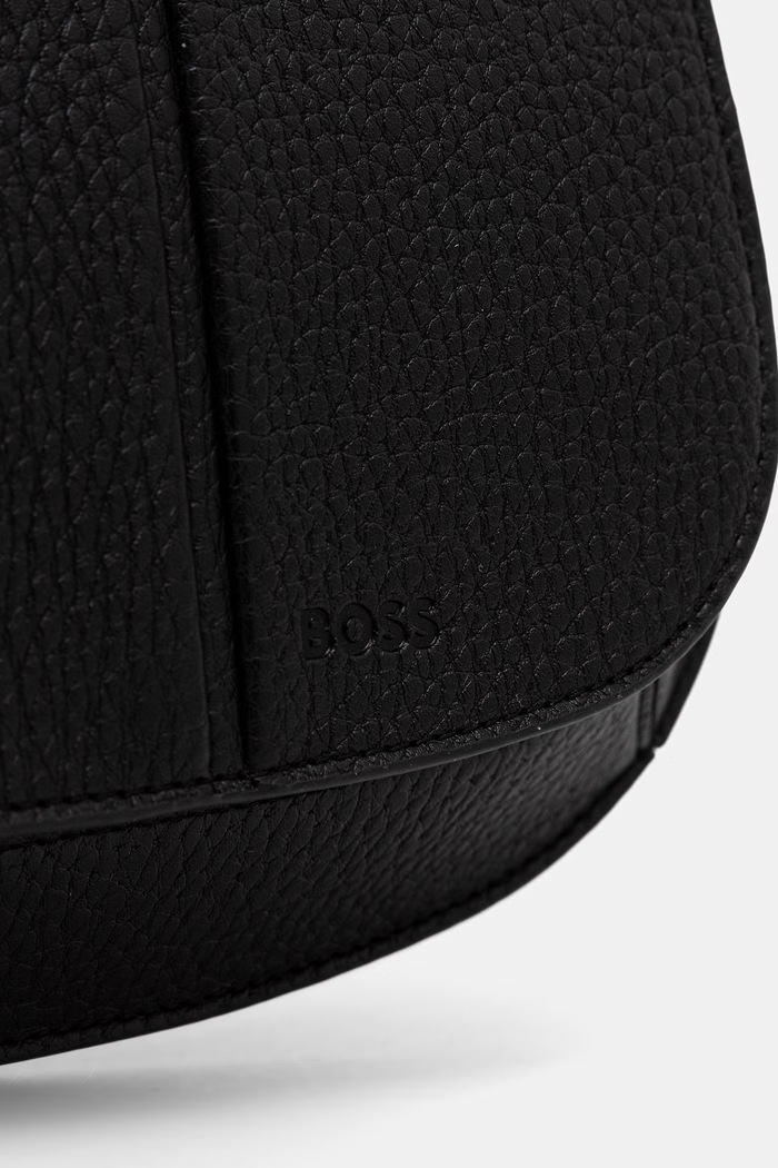 BOSS crossbody torbica ženska iz umetnega usnja CLARICE SADDLE črna 50568174