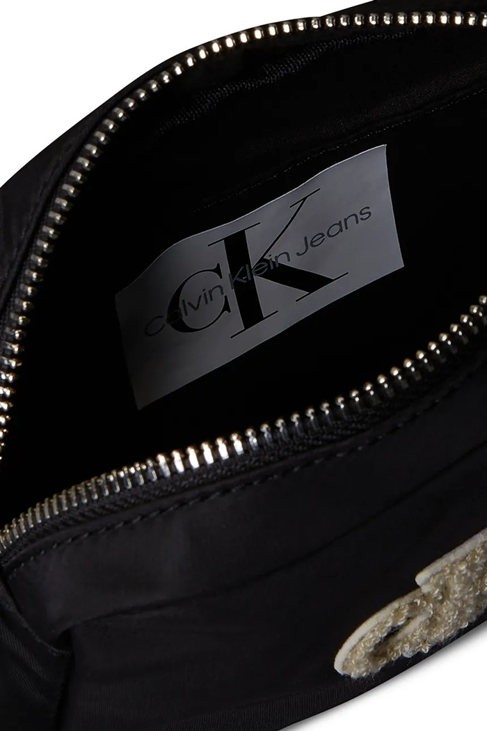 Dziewczynka Calvin Klein Jeans torebka crossbody dziecięca IU0IU00759.9BY2 czarny