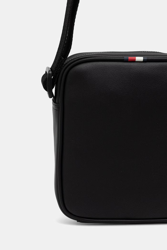 Akcesoria Tommy Hilfiger saszetka męska z imitacji skóry AM0AM14845 czarny