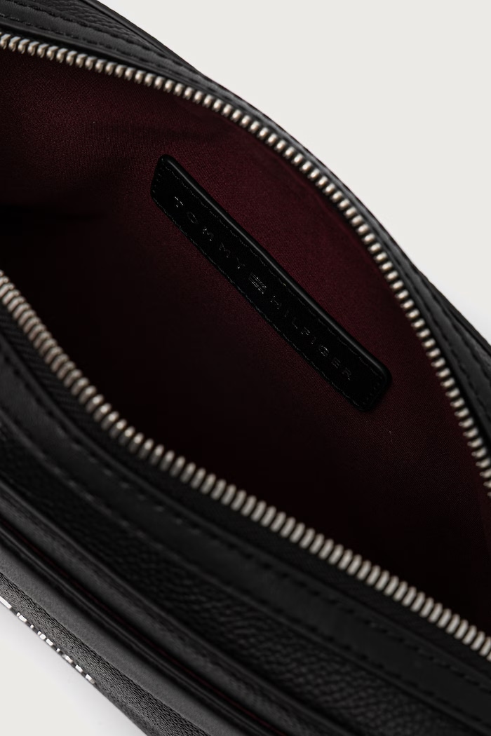 Mala torba za muškarce od kože Tommy Hilfiger crna AM0AM14694
