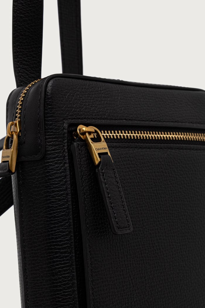 Mala torba za muškarce od kože Calvin Klein LV04D1287G crna