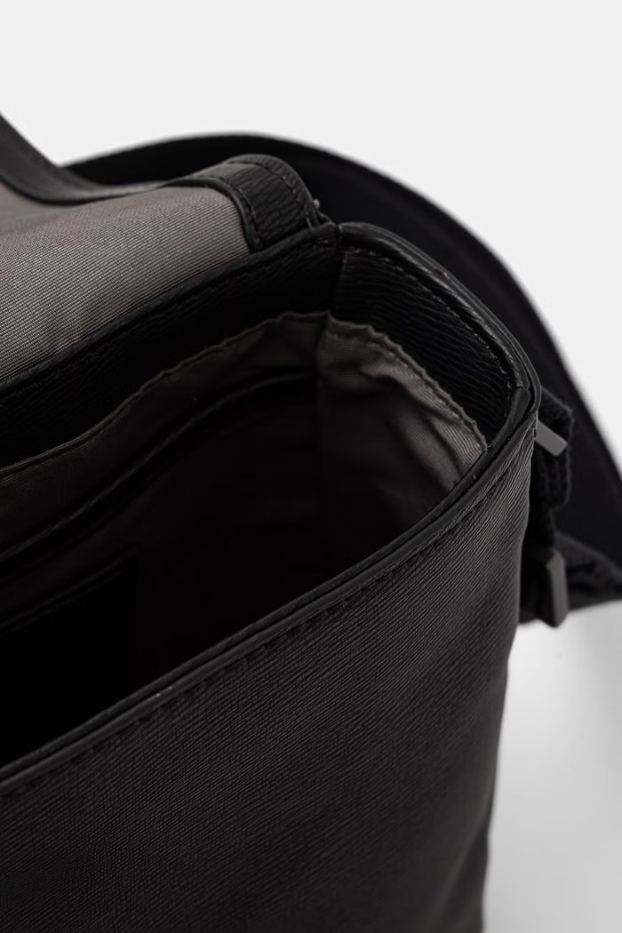 Calvin Klein saszetka męska z imitacji skóry czarny LV04D3506G