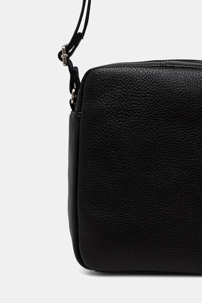Akcesoria Calvin Klein saszetka męska z imitacji skóry LV04D3623G czarny