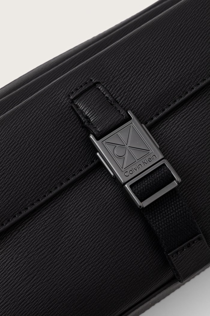 Calvin Klein saszetka męska z imitacji skóry czarny LV04D3505G