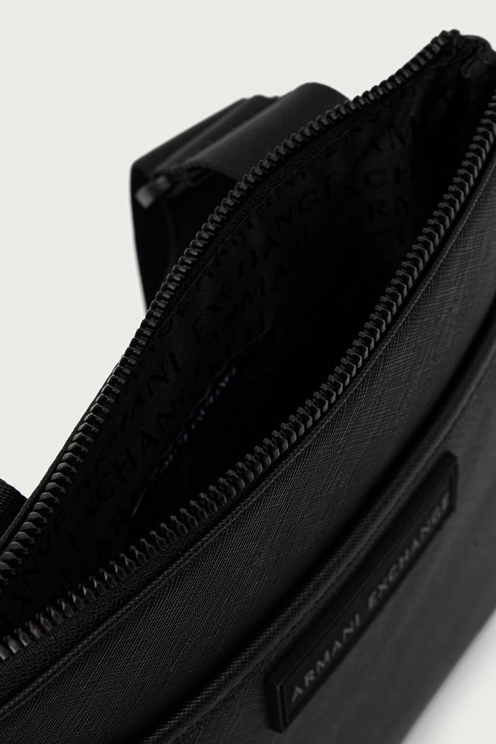 Kabelka pánska z imitácie kože Armani Exchange čierna XM003575.AF26659