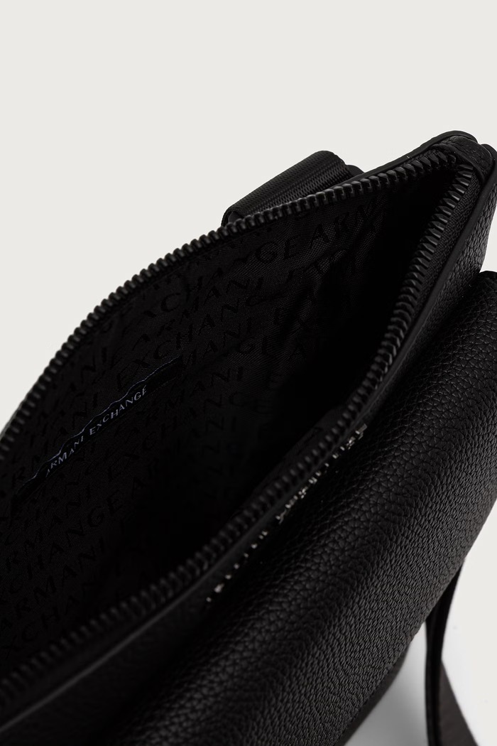 Armani Exchange mala torba za muškarce od imitacije kože XM003308.AF26663 crna