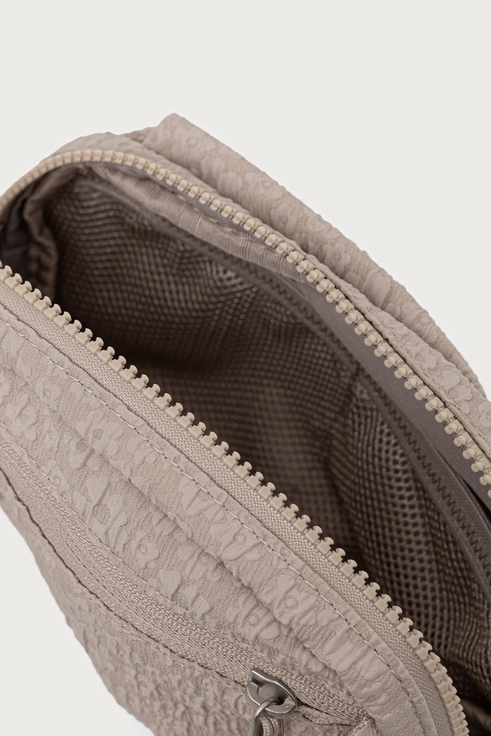 Nerka na pas Aura 2L Nike Sportswear beżowy IR0861.236