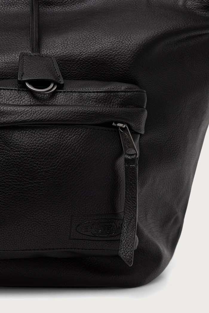 X EGONLAB torba z imitacji skóry Eastpak EK0A5BOMF0M czarny
