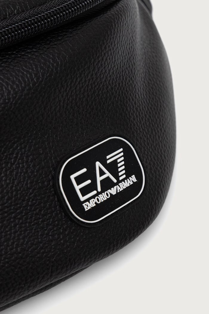 EA7 Emporio Armani nerka z imitacji skóry czarny AF29345.7X000073