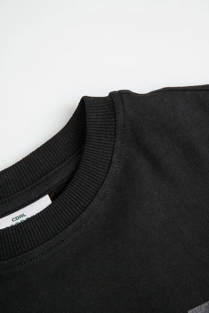 T-shirt oversize dziecięcy bawełniany Coccodrillo ZC6143202GBJ czarny