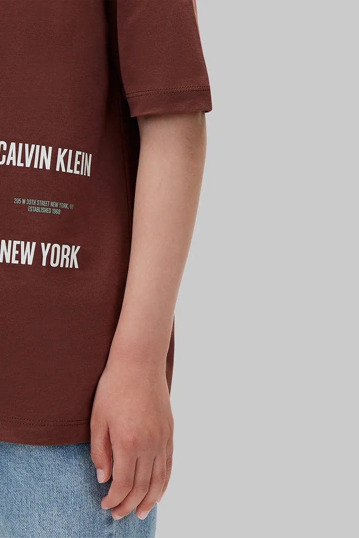 T-shirt dziecięcy bawełniany Calvin Klein Jeans brązowy LVCKFJA23B.9BY2