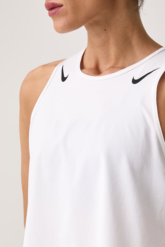 Top sportowy damski AeroSwift Dri-FIT ADV Nike FN2713.100 beżowy