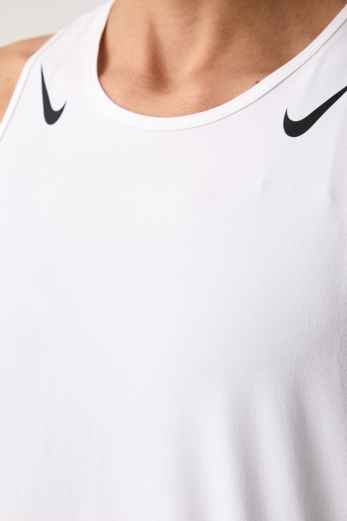 Top sportowy damski AeroSwift Dri-FIT ADV Nike beżowy FN2713.100