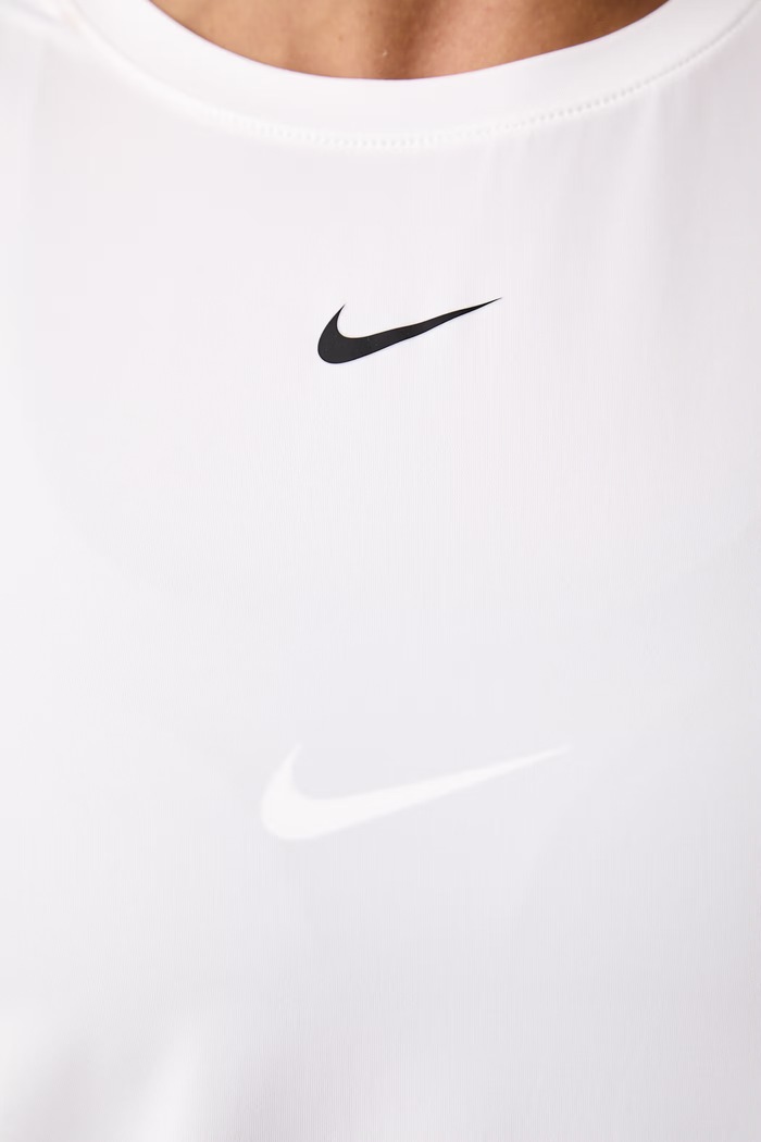 Top treningowy damski Nike One Classic Dri-FIT Nike biały FN2808.101