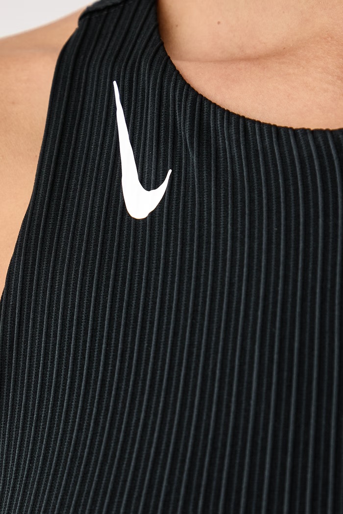 Top sportowy damski AeroSwift Dri-FIT ADV Nike czarny IM7561.010