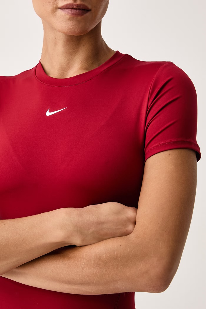 T-shirt treningowy damski Nike One Fitted Dri-FIT Nike IR1895.608 czerwony