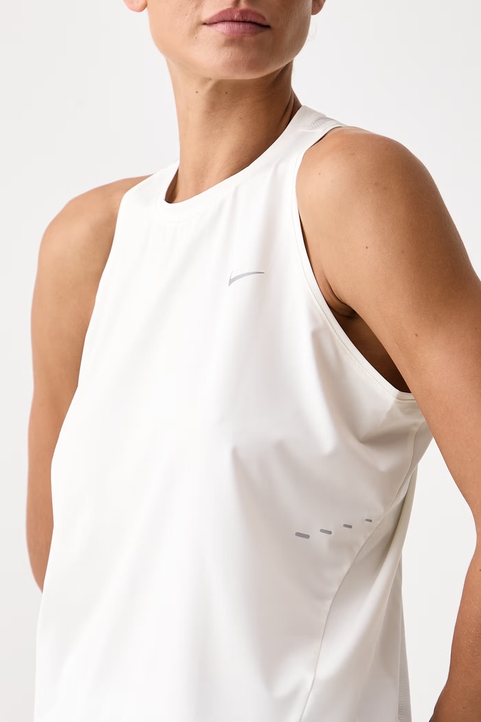 Top sportowy damski Swift Dri-FIT Nike IU1033.133 beżowy