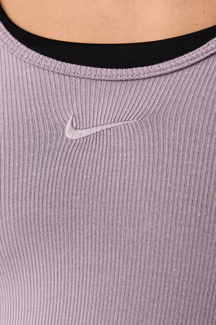Top treningowy damski z wiskozą N.A.C. Dri-FIT Nike IX7330.524 fioletowy