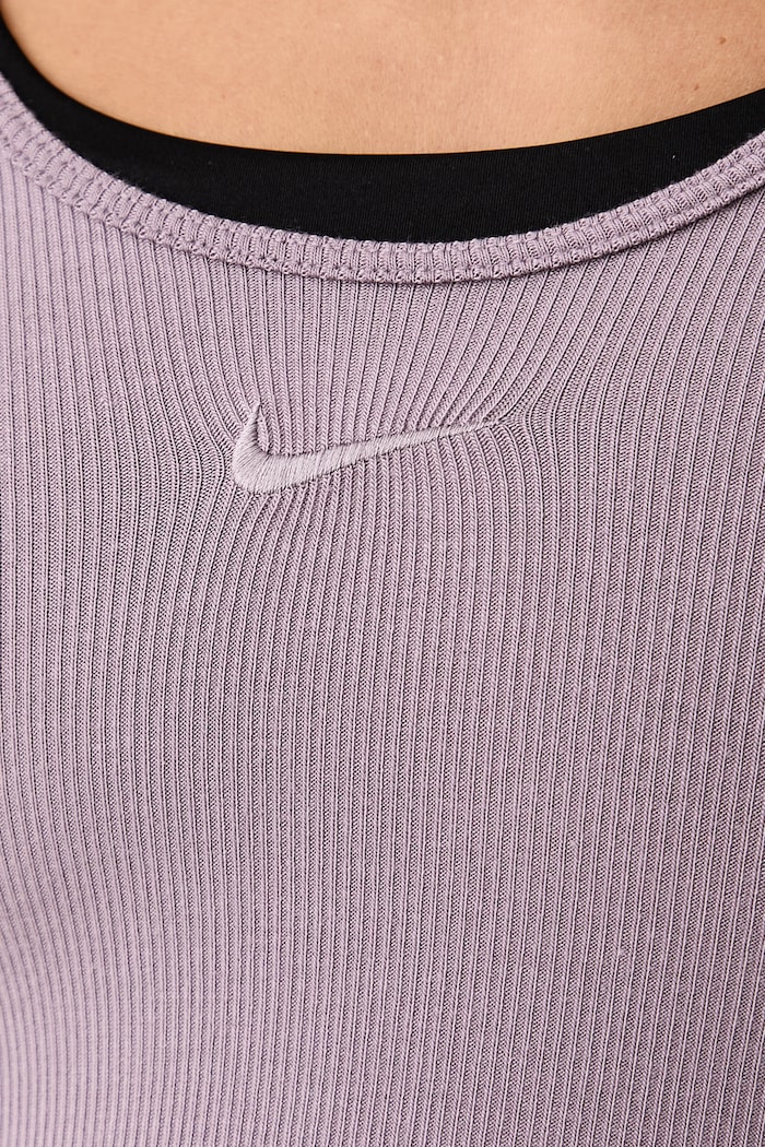 Top treningowy damski z wiskozą N.A.C. Dri-FIT Nike IX7330.524 fioletowy