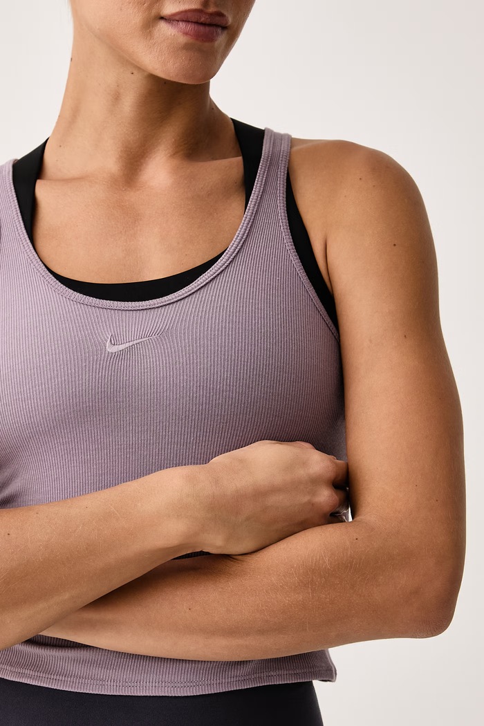 Top treningowy damski z wiskozą N.A.C. Dri-FIT Nike fioletowy IX7330.524