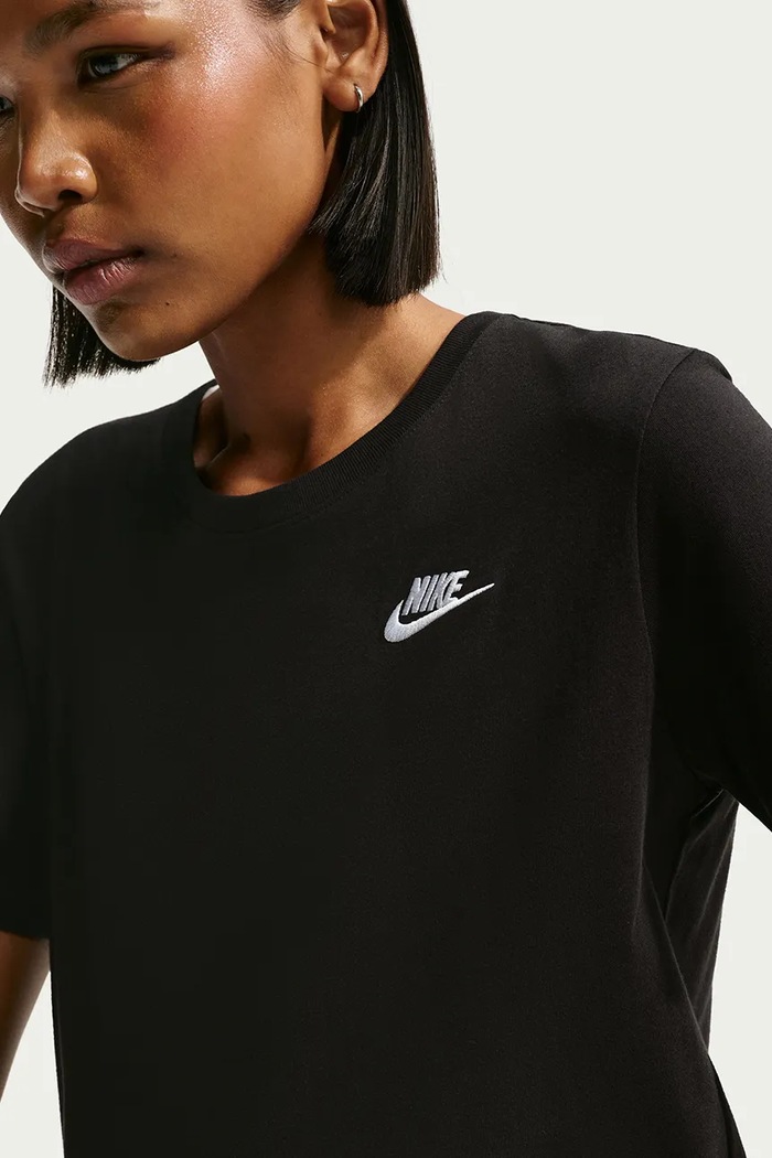 T-shirt basic damski z bawełną Club Essentials Nike Sportswear DX7902.010 czarny