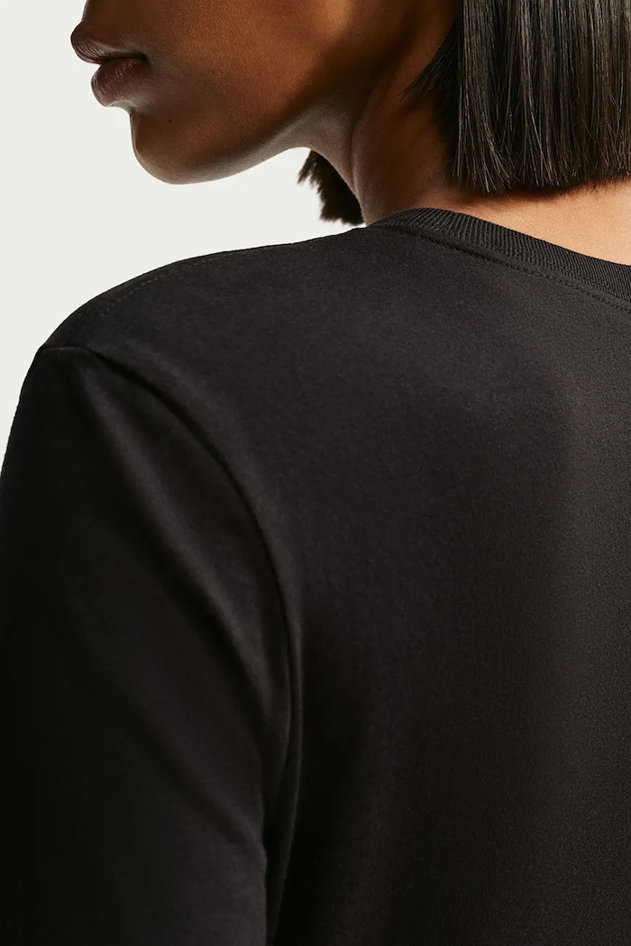 T-shirt basic damski z bawełną Club Essentials Nike Sportswear czarny DX7902.010
