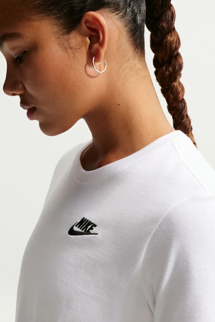 T-shirt basic damski z bawełną Club Essentials Nike Sportswear DX7902.100 biały