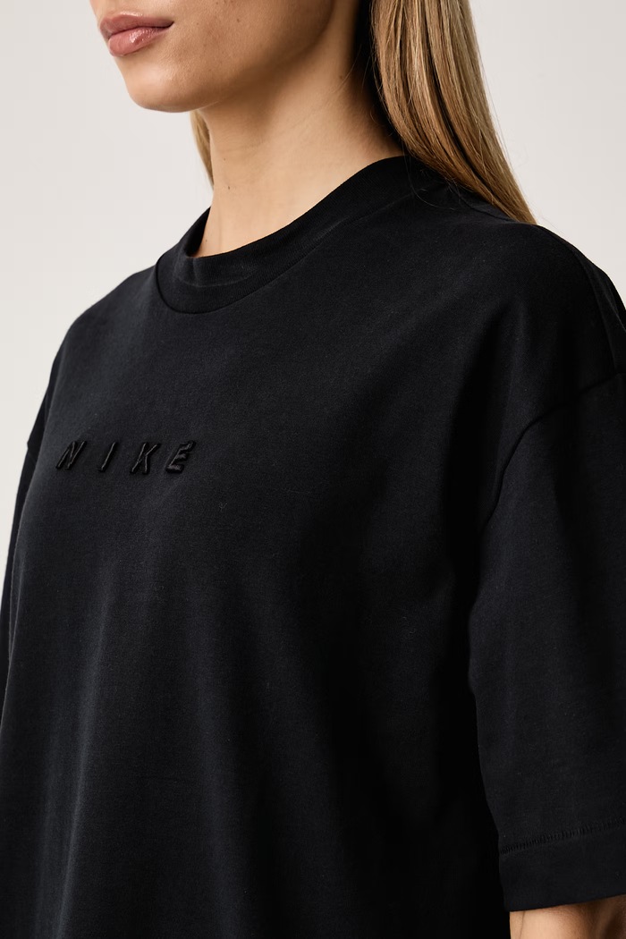 Уголемена тениска дамска от памук Nike Sportswear IO7464.010 черен