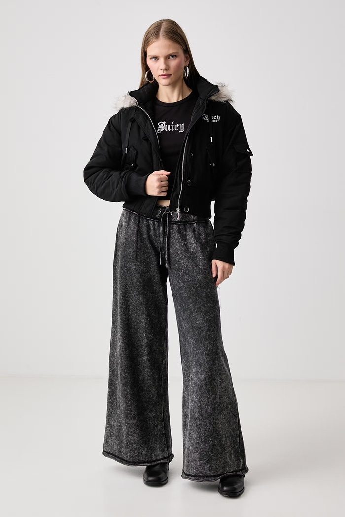 Juicy Couture Tričko dámske s viskózou OLD GOTHIC JUICY BABY JCWCT226326 čierna AW26