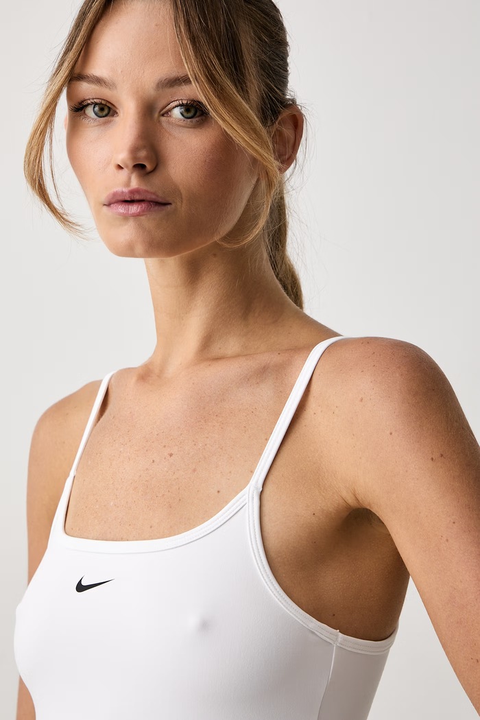 Nike top treningowy damski One Fitted biały IR1890.100