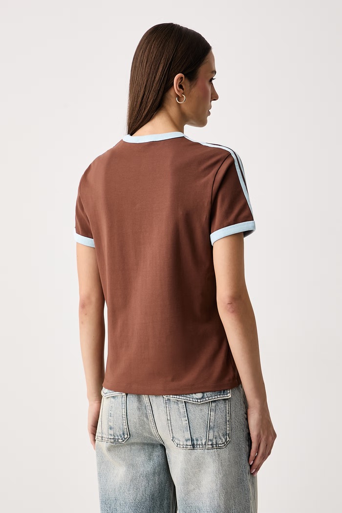 Odzież adidas Originals T-shirt damski bawełniany z elastanem Cali LL0447 brązowy