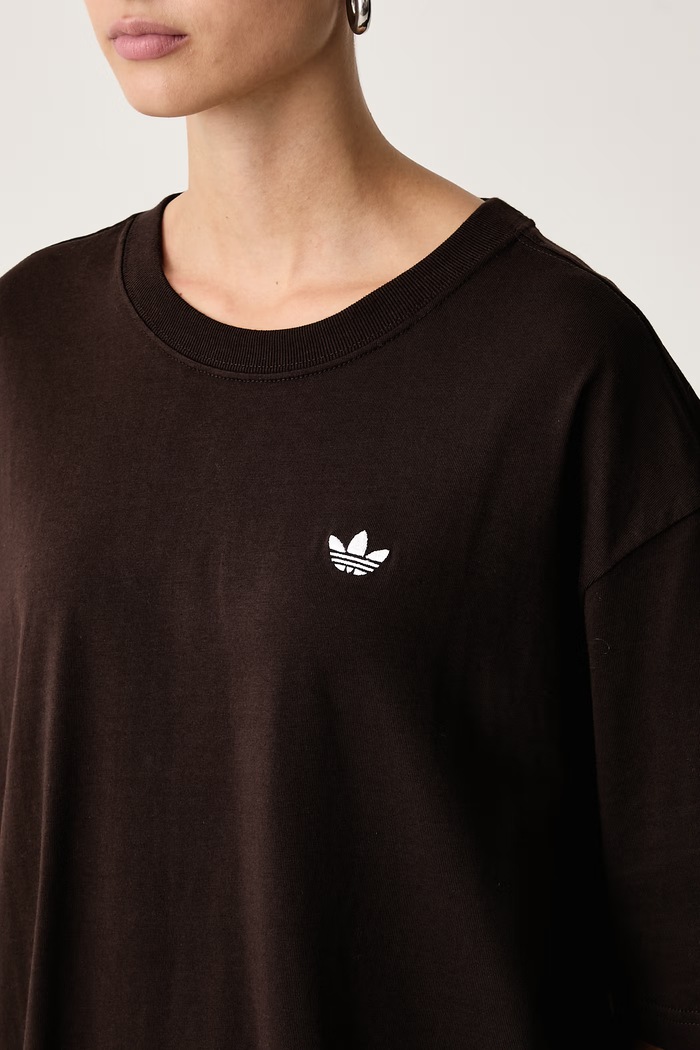 T-shirt damski bawełniany Essentials Boyfriend adidas Originals LL0396 brązowy