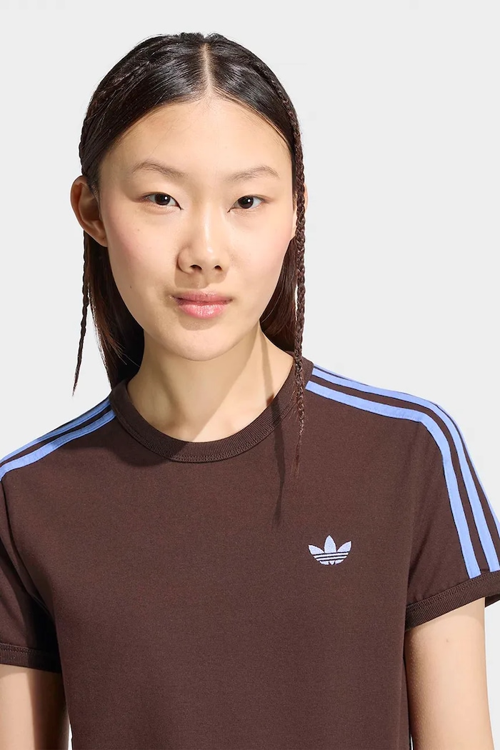 T-shirt damski bawełniany z elastanem adidas Originals KU8194 brązowy