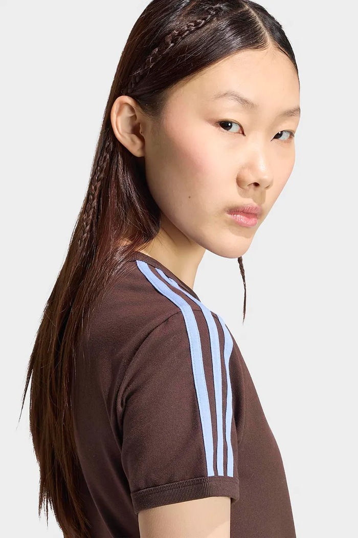 T-shirt damski bawełniany z elastanem adidas Originals brązowy KU8194