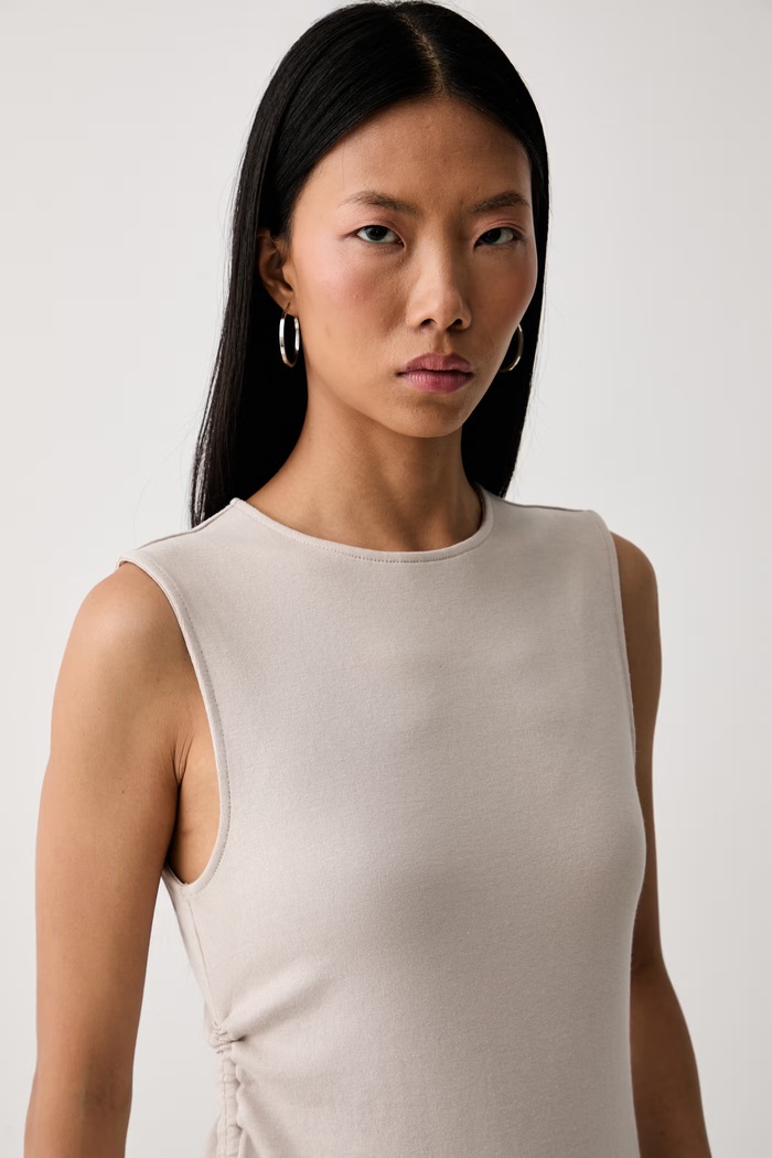 Levi's top damski z bawełną ALILA ASYMMETRICAL SL beżowy 0086N