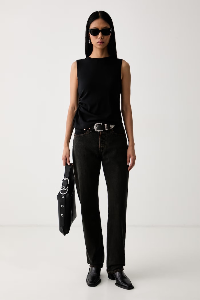 Levi's top damski z bawełną ALILA ASYMMETRICAL SL 0086N czarny AW26