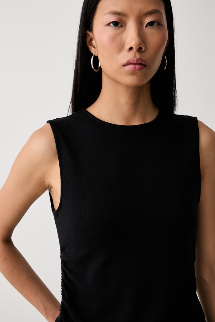 Levi's top damski z bawełną ALILA ASYMMETRICAL SL czarny 0086N