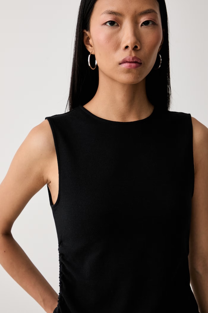 Levi's top damski z bawełną ALILA ASYMMETRICAL SL czarny 0086N