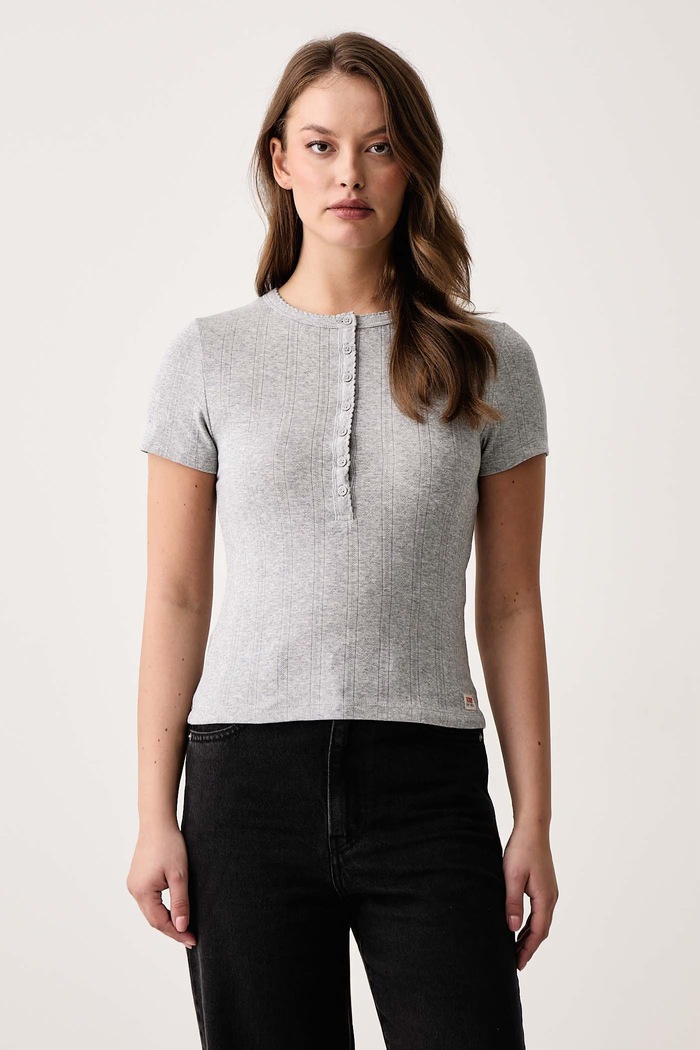Levi's Majica za žene od pamuka s elastanom DRY GOODS POINTELLE SS HENLEY siva 0086J