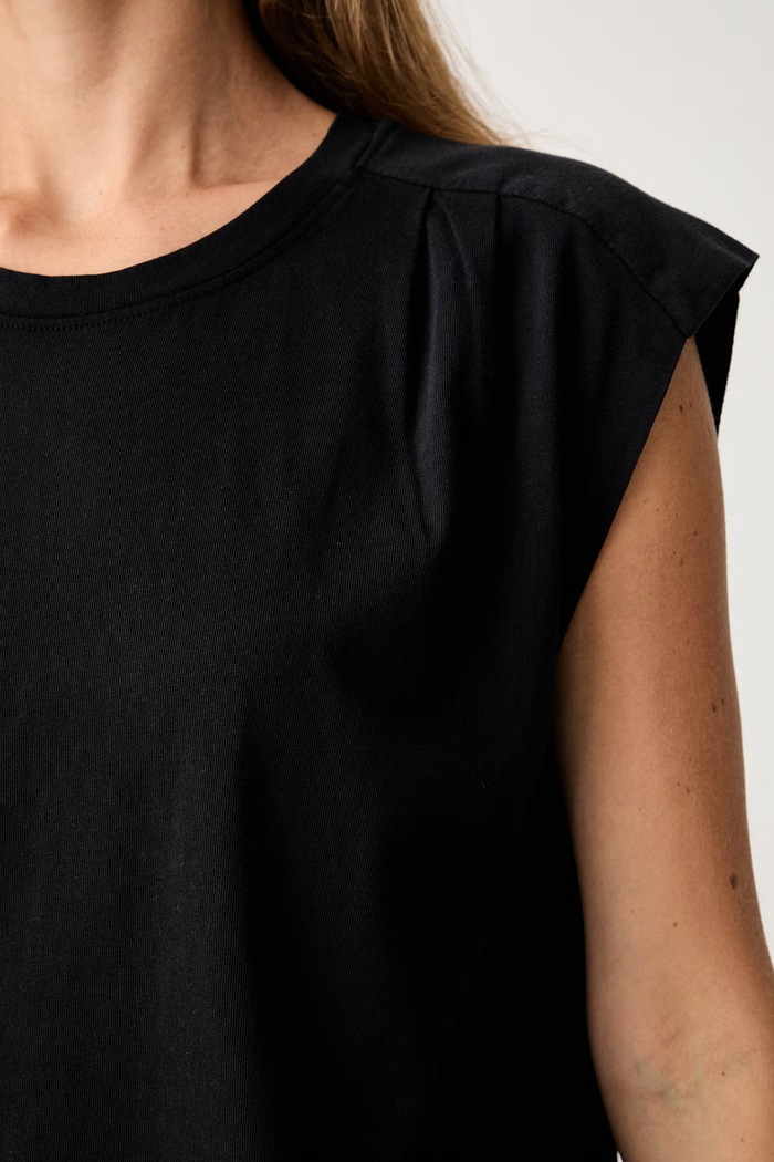 Levi's top za žene od pamuka PLEATED MUSCLE TANK 0085U crna