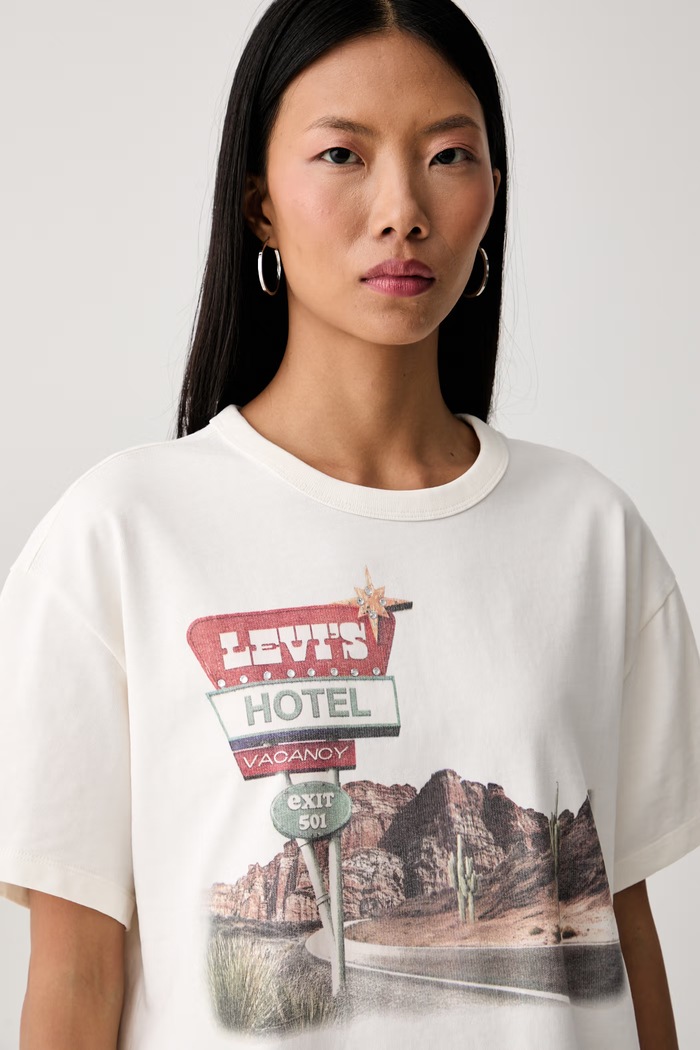Levi's уголемена тениска дамска от памук GR VINTAGE бежов 005OY