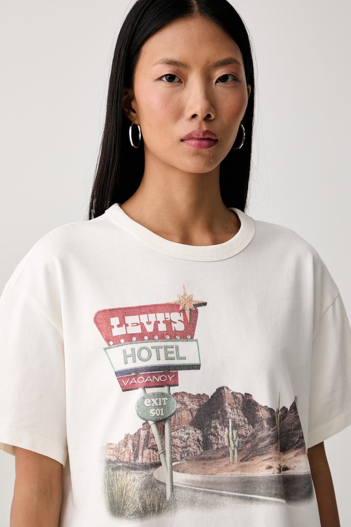 Levi's уголемена тениска дамска от памук GR VINTAGE бежов 005OY