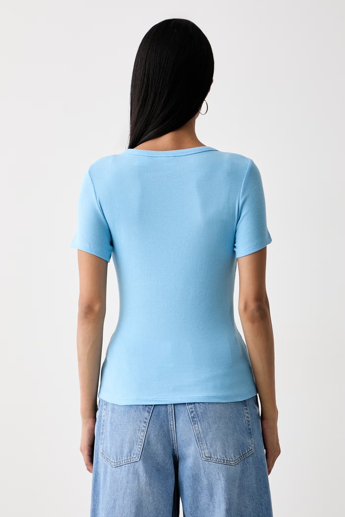 Odzież Levi's T-shirt damski bawełniany z elastanem HAYES 001J3 niebieski