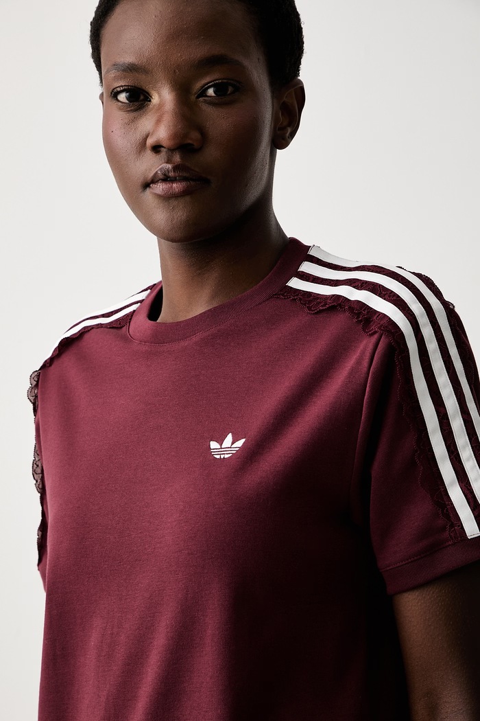 adidas Originals T-shirt damski bawełniany z elastanem Lace Injection bordowy LG4265