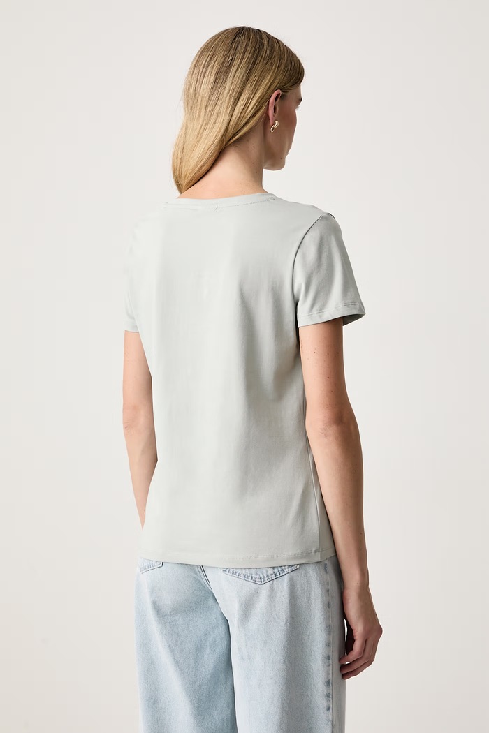 Odzież Guess T-shirt damski z bawełną FABRIZIA V6BI19.K6749 niebieski
