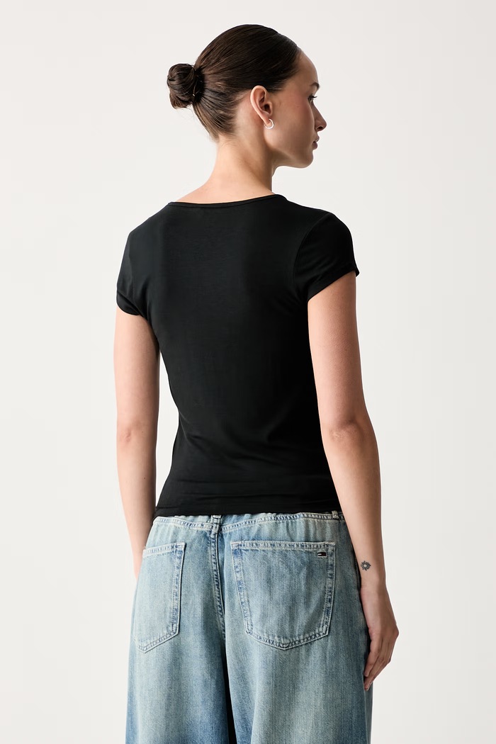 Odzież Tommy Jeans T-shirt damski z wiskozą DW0DW22802 czarny