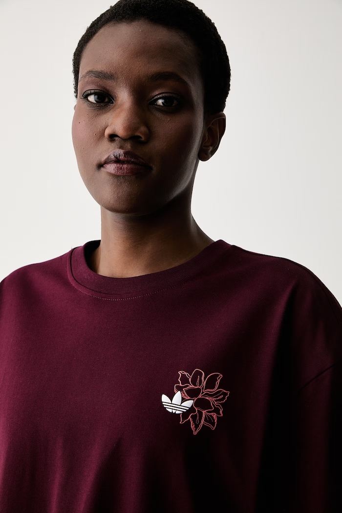 adidas Originals T-shirt oversize damski bawełniany Floral bordowy KX1880